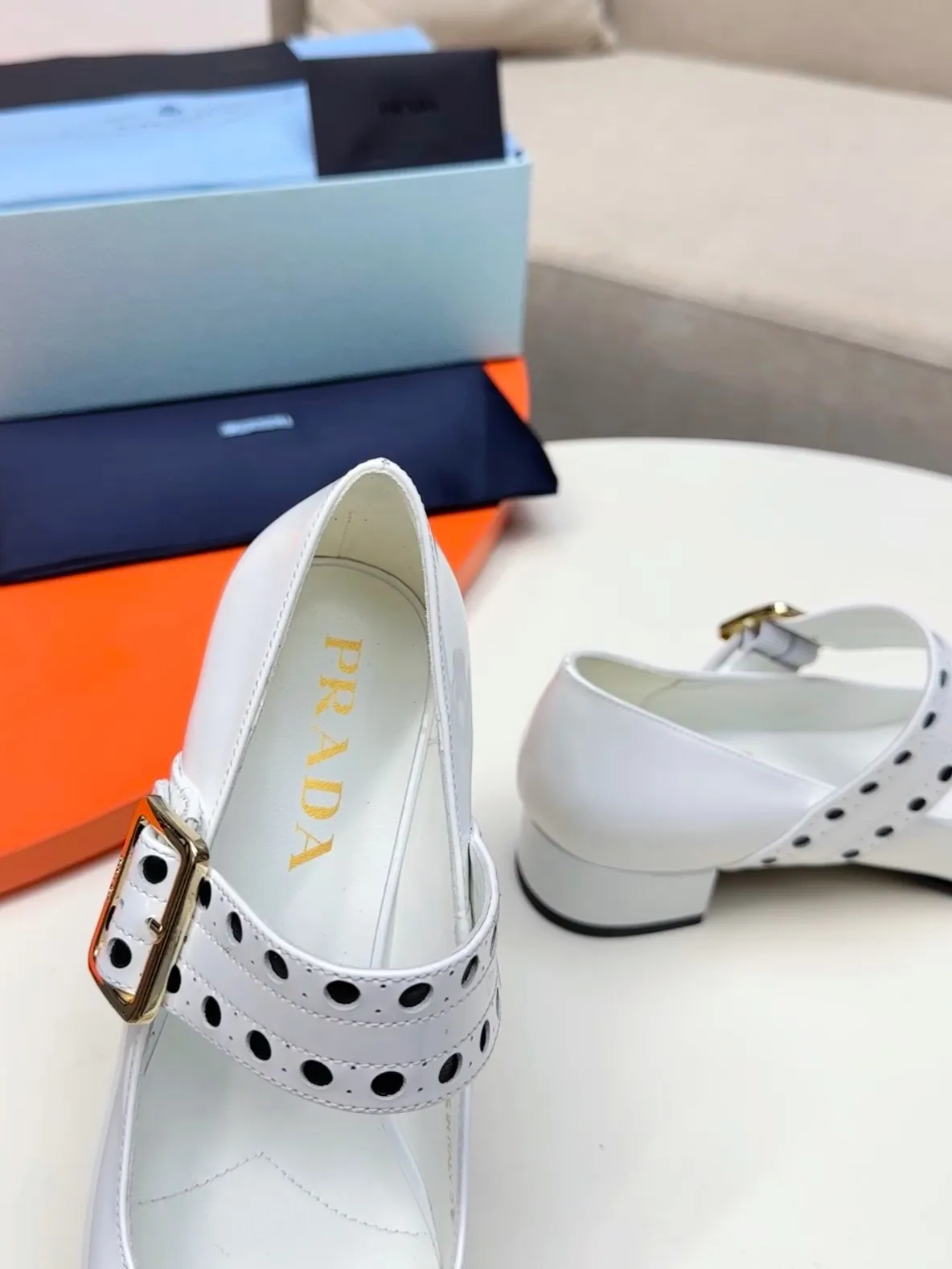 👟👟Ex-factory price 600👟👟🛒…………PRADA 2025 series loafers! At first glance, it looks both classic and versatile! No need to worry about the texture and feel of your feet! 🕳️🕳️🕳️ ____________________✍️ The simple combination is very eye-catching and atmospheric. I sincerely recommend you to buy it! Extremely versatile! Its square toe design is suitable for all kinds of female foot shapes and can be easily controlled. It is comfortable on the foot and does not squeeze the foot. The soul of the whole pair of shoes is the bias-cut design! The craftsmanship of this shoe upper is not easy to make. It seems to be quite simple, but it is much more expensive than making boots and has a high scrapability! ●━━━━━━───── Upper: imported soft cow patent leather ●━━━━━━───── Lining: silk lambskin, fine and firm leather, very soft and breathable ●━━━━━━───── Outsole: Imported Italian genuine leather outsole ➕Forefoot injection molding, high-grade and non-slip ●━━━━━━───── Heel height: 4.5cm ●━━━━━━───── Warm reminder: This shoe is an authentic sole series and you must pay attention to precautions when trying it on. Returns and exchanges are not supported if there are marks on the outsole. You can change the size and style within 15 days. Unconditional returns are not supported. Thank you for your support🙏🙏Happy cooperation.